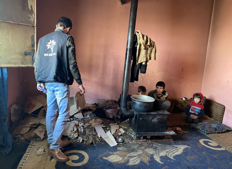 العم عمار يعاني من شلل يعيش وأسرته ظروفا معيشية صعبة