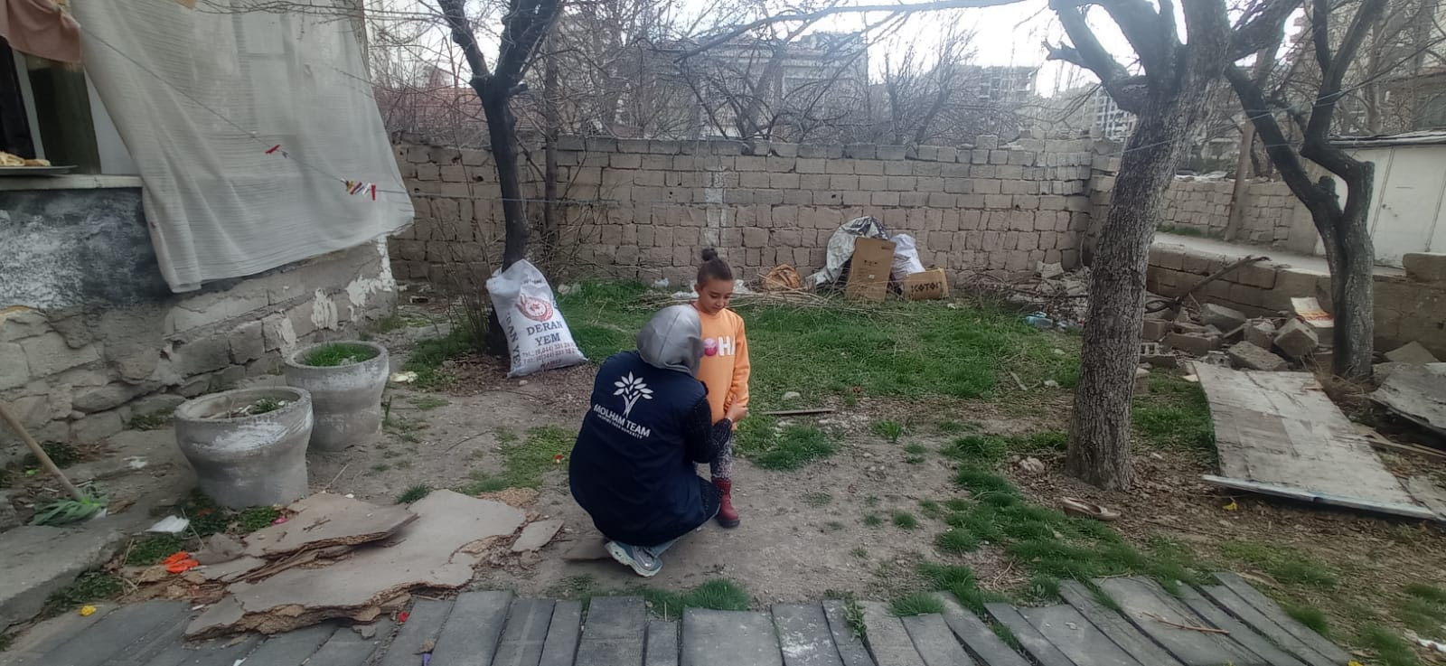 Eine Familie, die das Erdbeben überlebt hat – außer den Vater und das gemeinsame Kind – und dringend humanitäre Hilfe benötigt