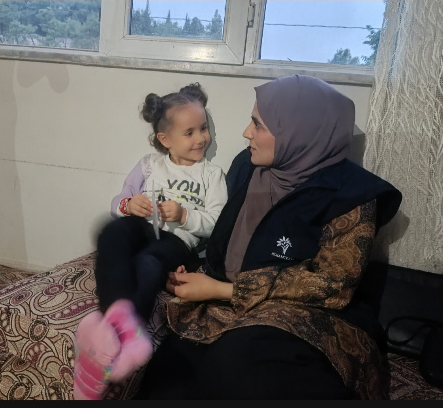 سيلين... طفلة تُصارع المرض بابتسامةٍ خجولة