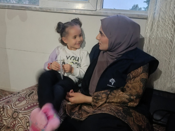 سيلين... طفلة تُصارع المرض بابتسامةٍ خجولة