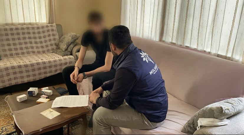 Almonzir is an injured detainee needs help