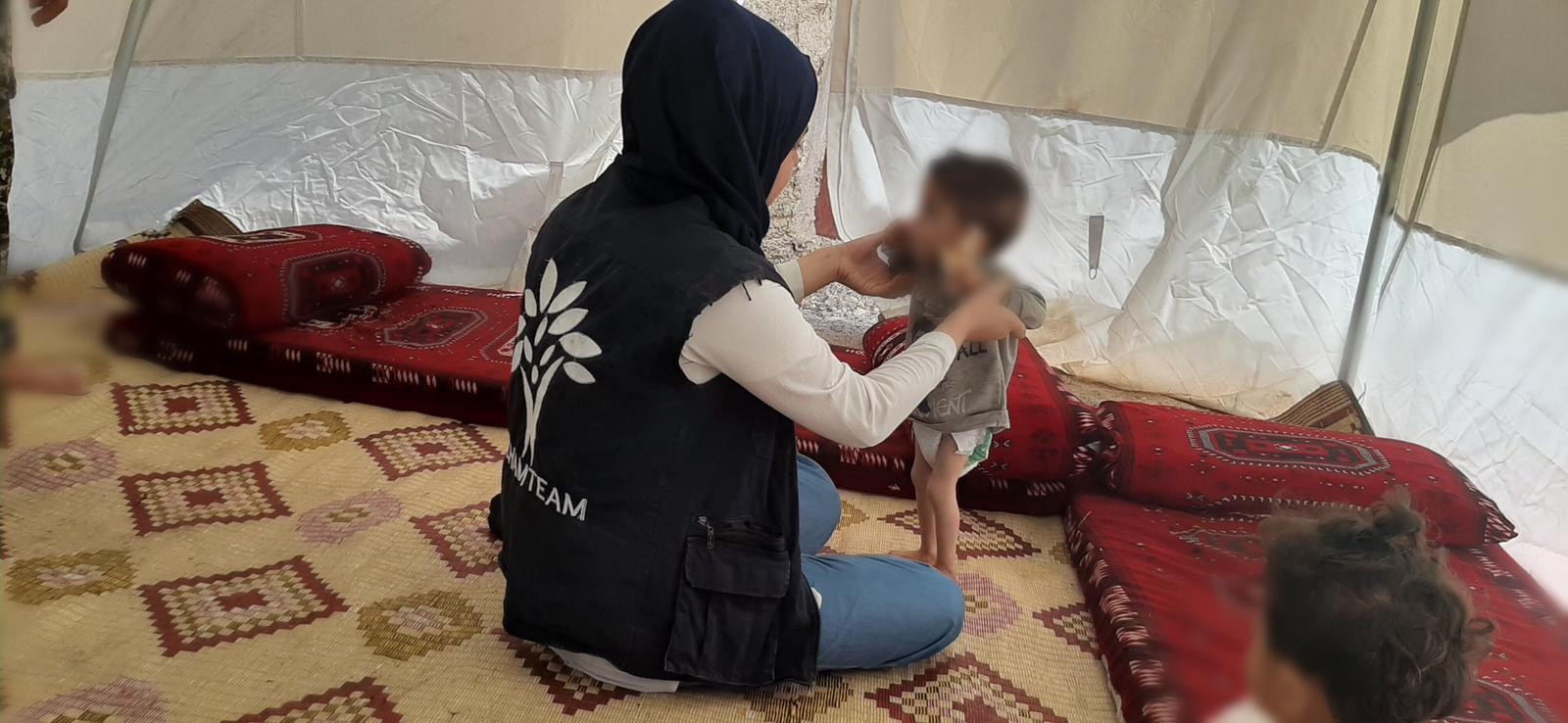 يعيشون في خيمة وطفله يعاني من ضمور دماغي ونقص نمو