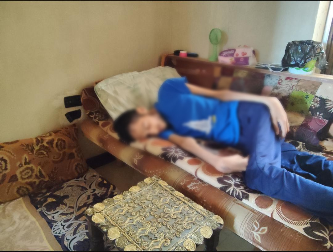 شيراز… بين أعباء الحياة وحاجة أخيها للعلاج