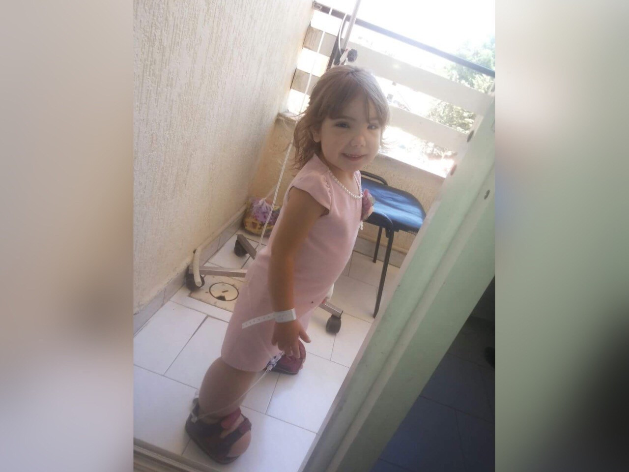 Child suffering from a defect in the lymphatic vessels