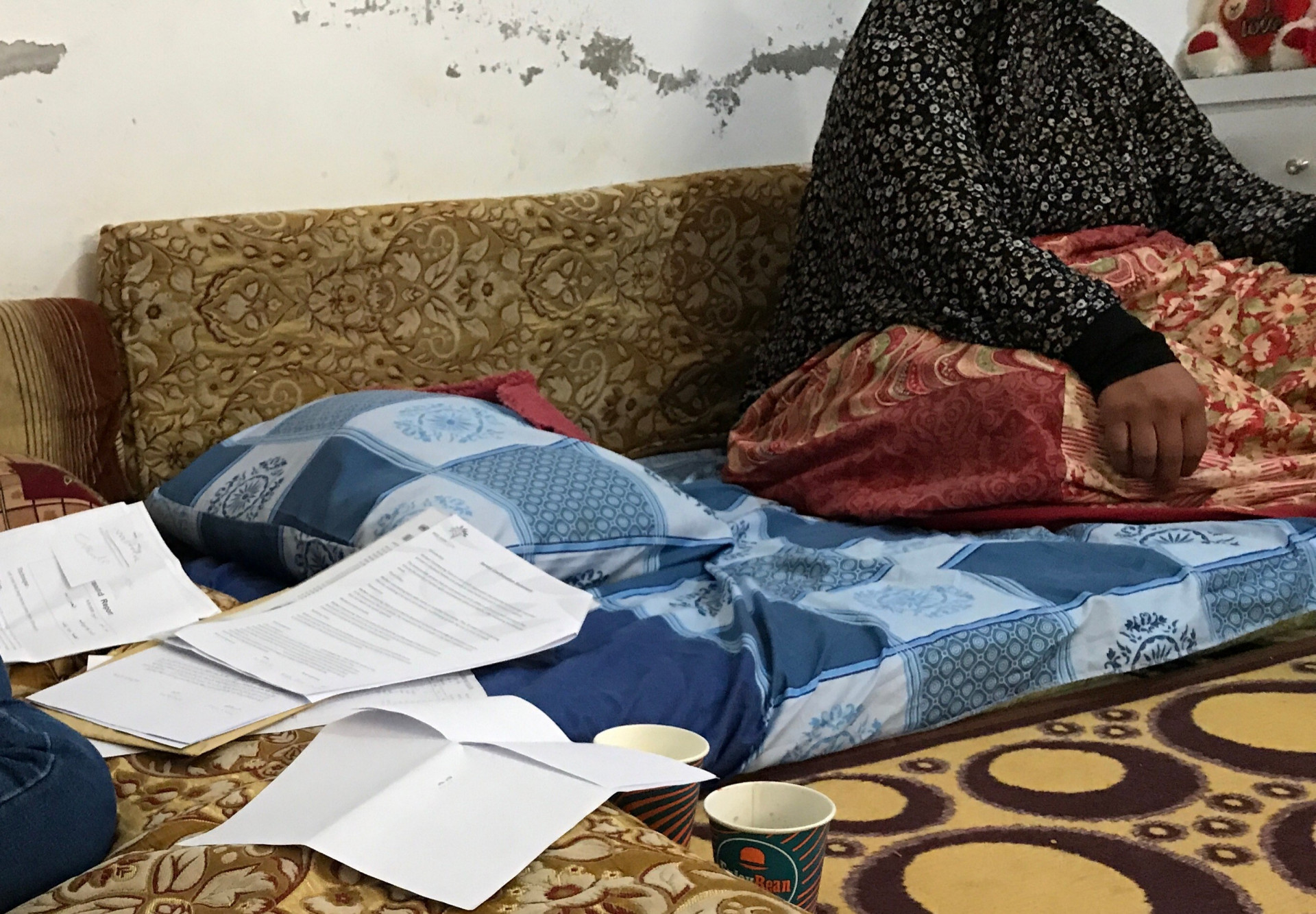 أم لخمسة أطفال في خيمة تعاني المرض