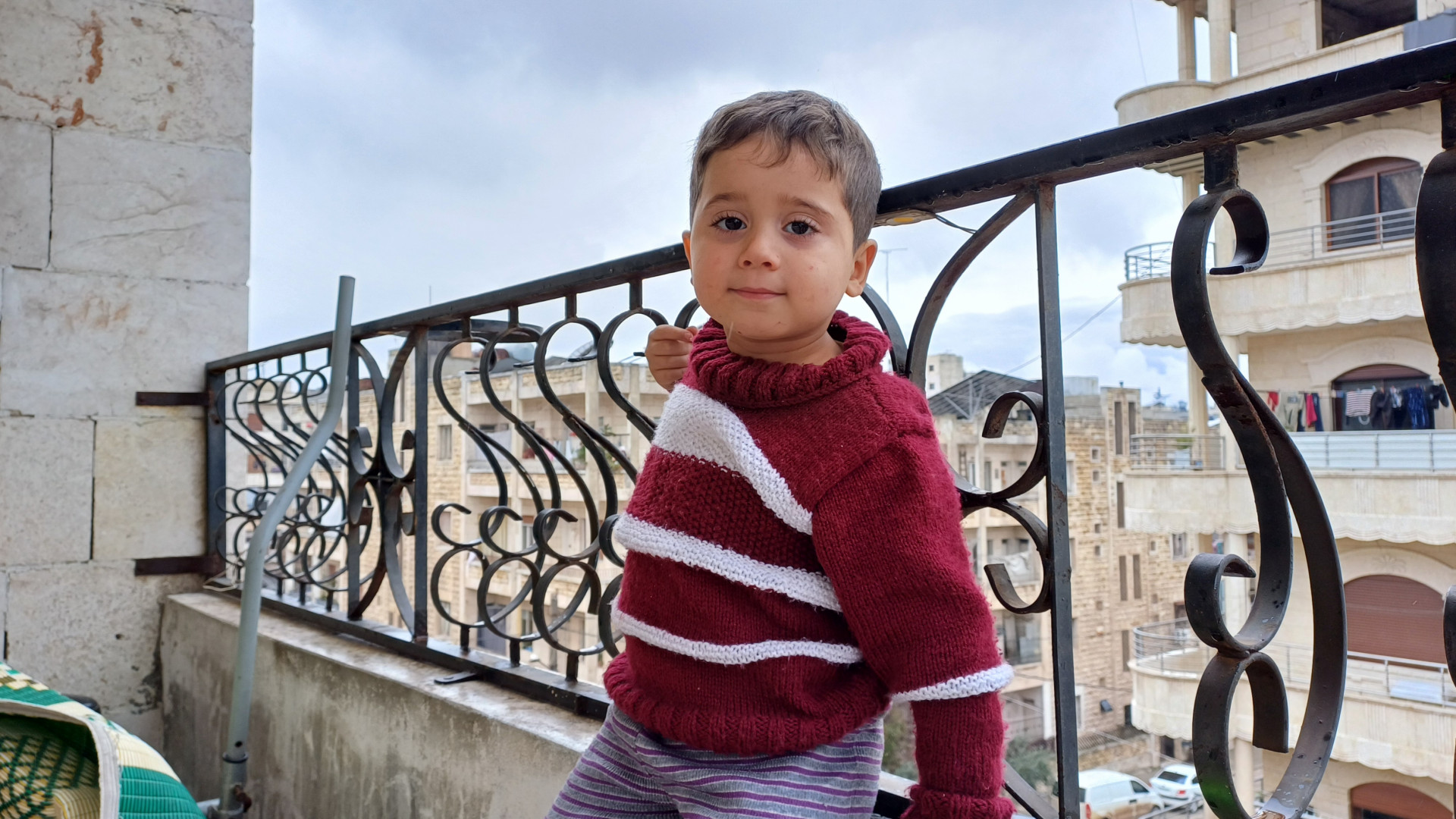 أمير طفلٌ يتّمه الزلزال لنكن عوناً له