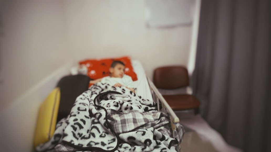 A child with a broken hand