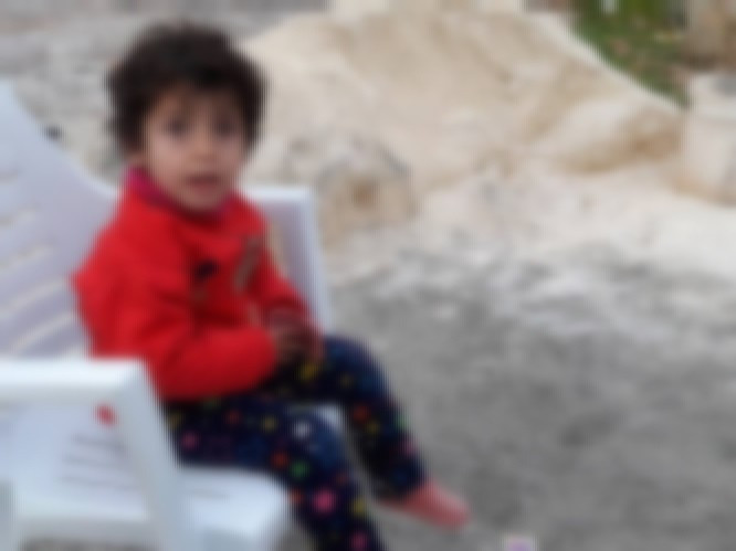 طفلة بحاجة أدوية