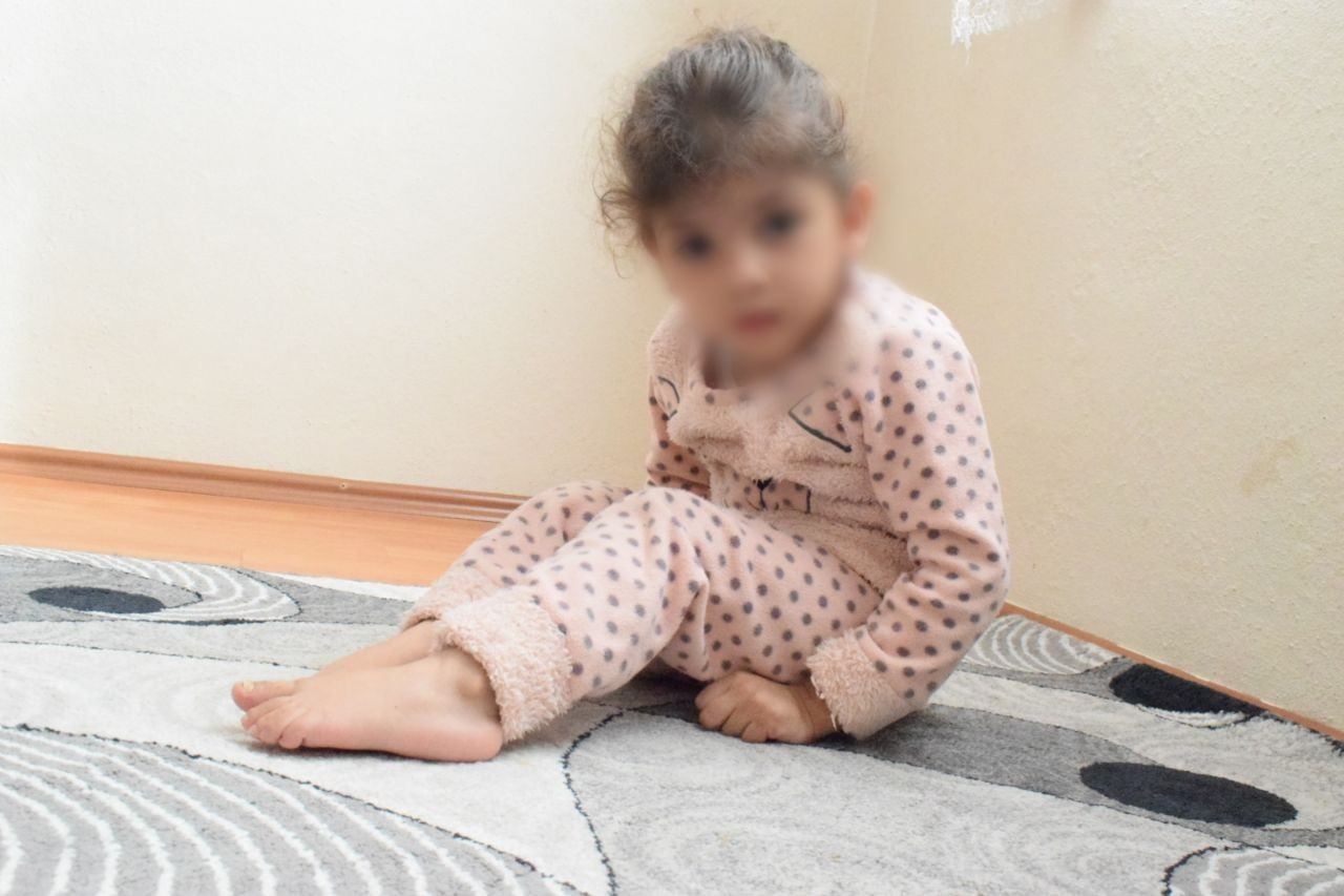 ليلى بنظراتٍ بريئة تطلب عونكم، تبرّعوا لها.