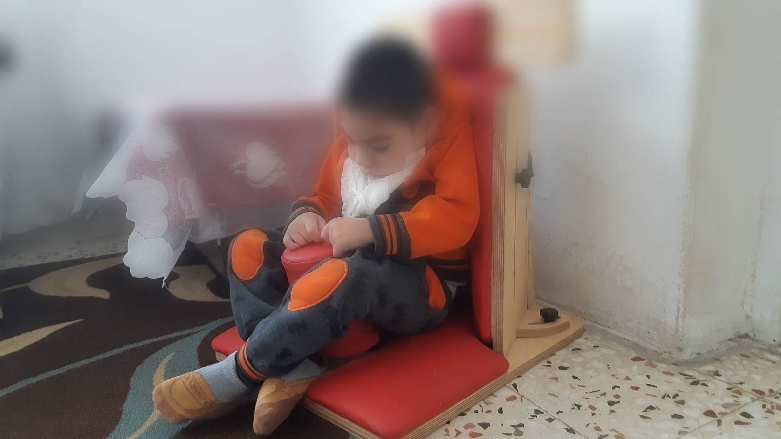 زيد يعاني من ضمور دماغي أدى به لشلل رباعي والعجز الجزئي عن الرؤية