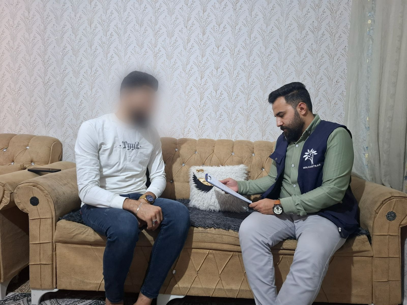 معاناة الشاب مصعب مع ألم عينيه