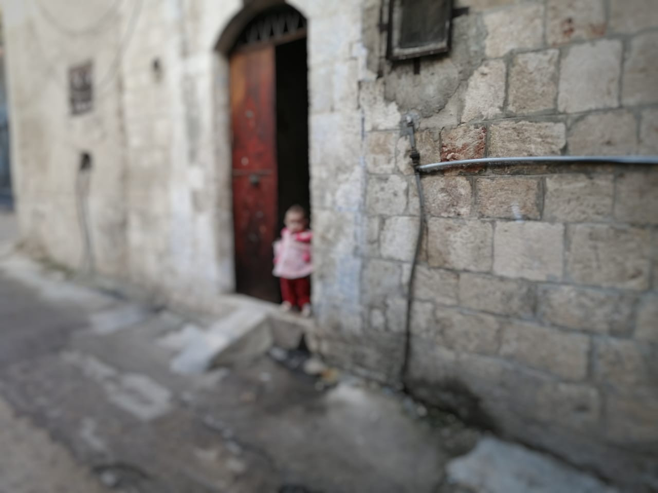 Five displaced families share the same house.