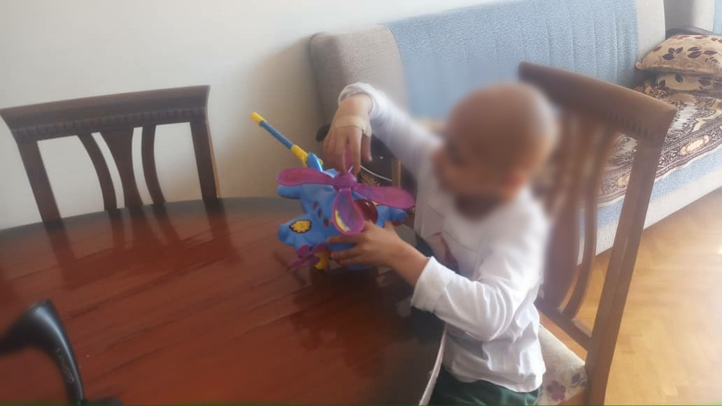 صغيرة بعمر خمس سنوات يأكل السرطان جسدها