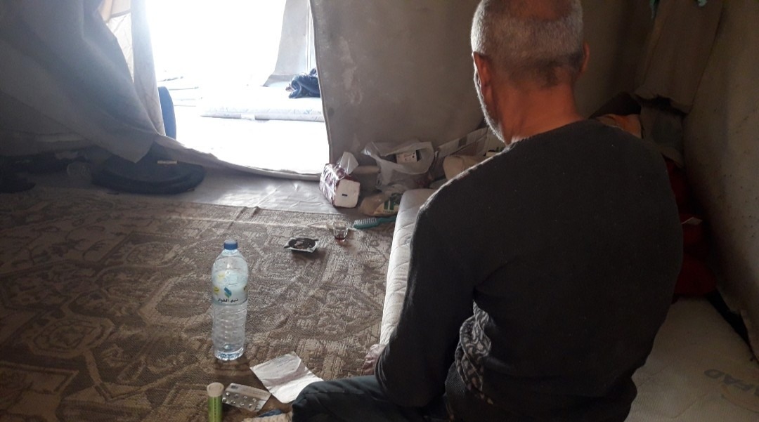 A man suffers from kidney stones and unbearable pains