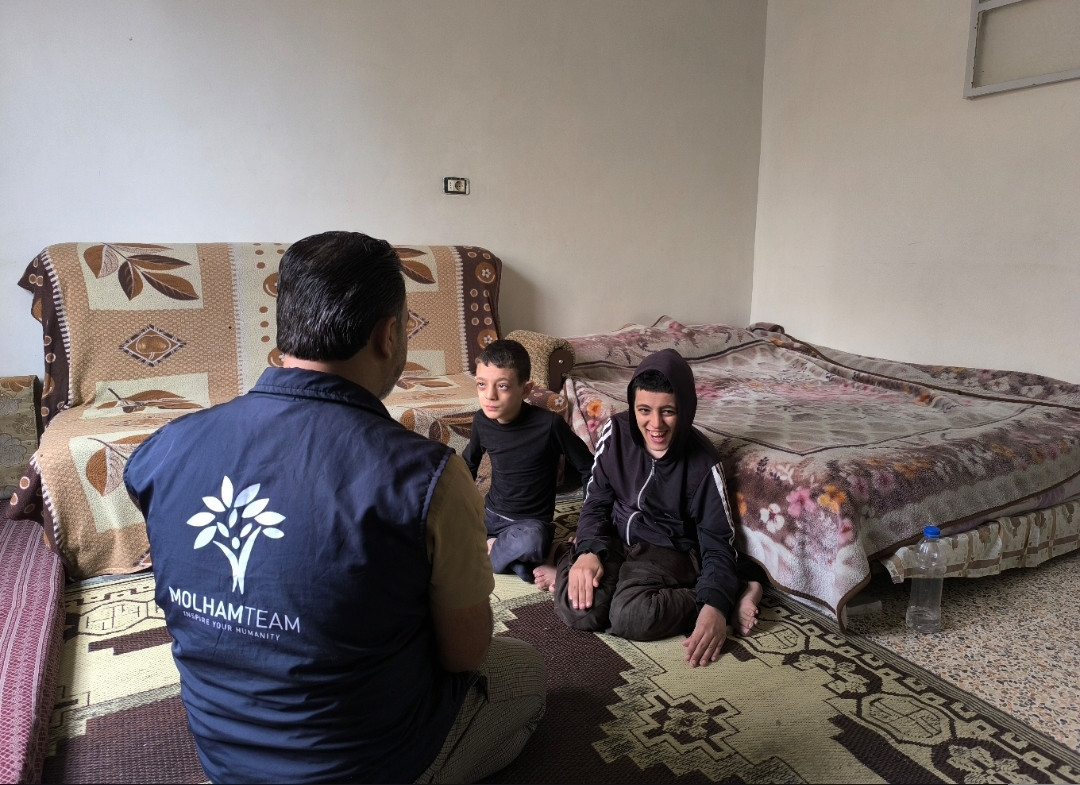 أبٌ مكافح وأطفال بلا طفولة