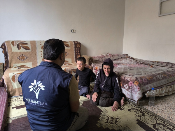 أبٌ مكافح وأطفال بلا طفولة