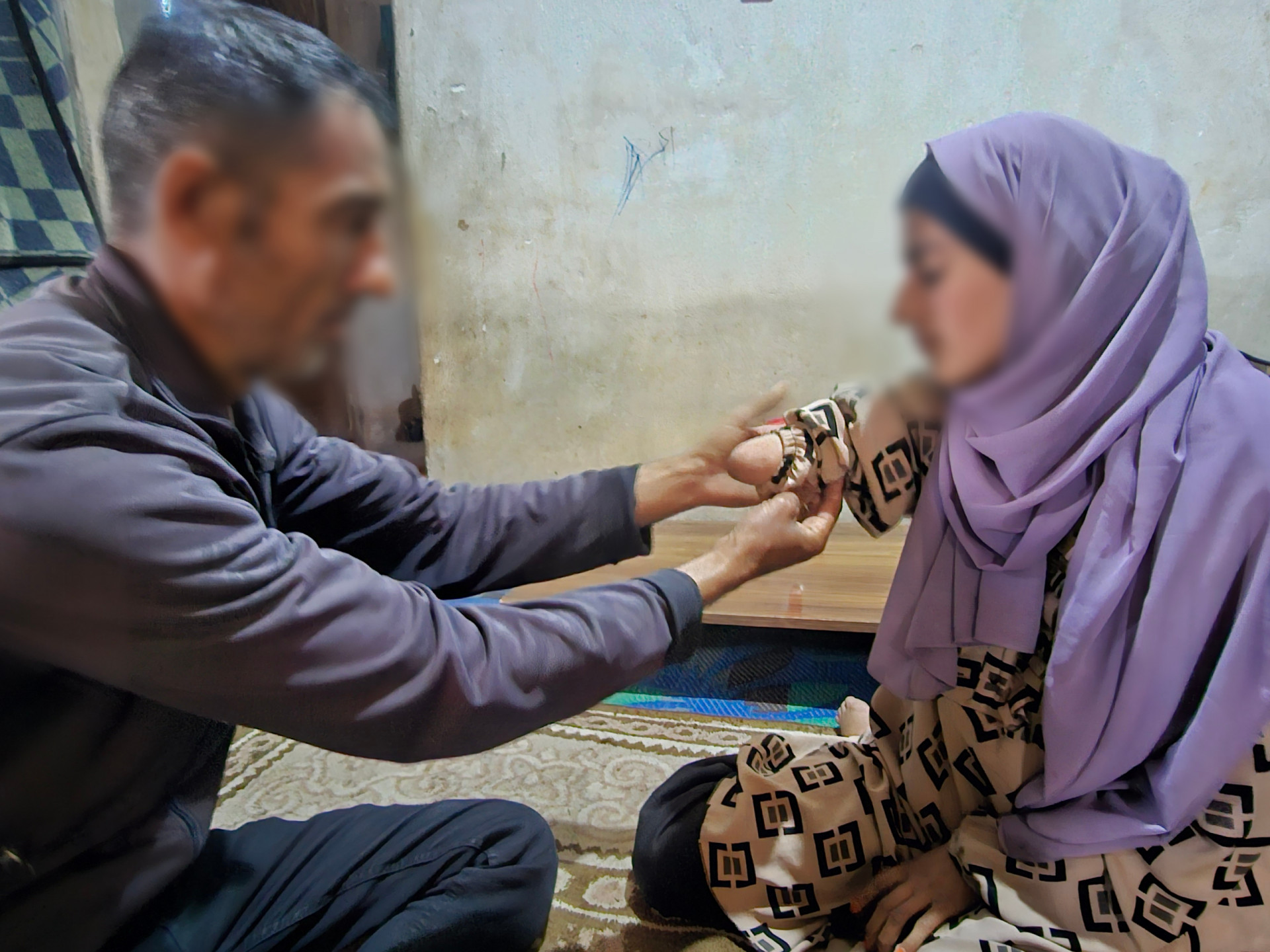 القصف أفقد محمد منزله ومأواه