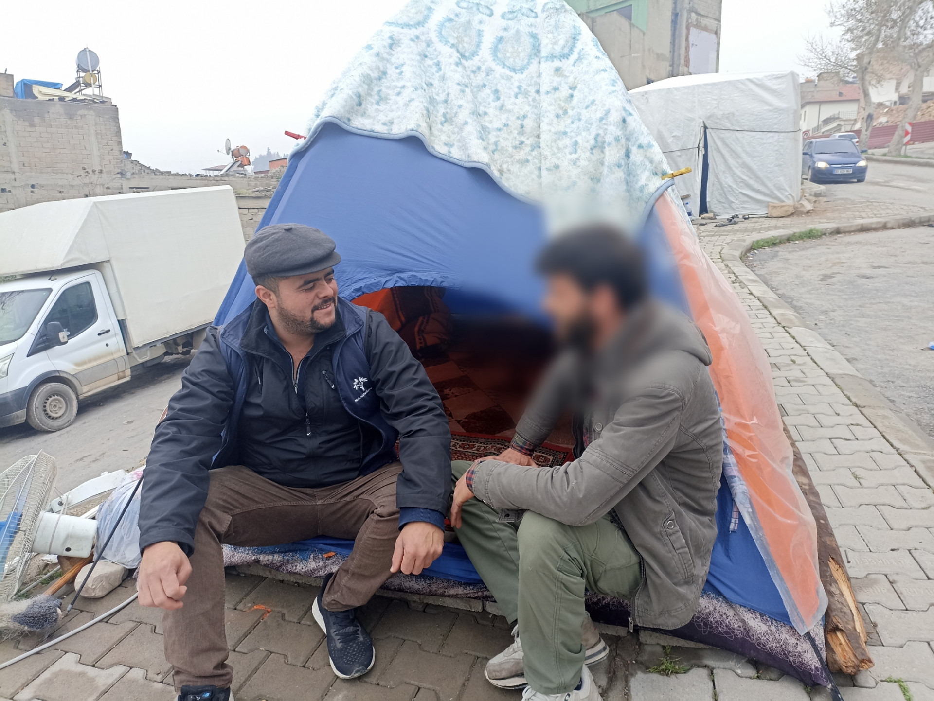 أحمد وأخوه نجوا من الزلزال وبحاجة مساعدة انسانية عاجلة