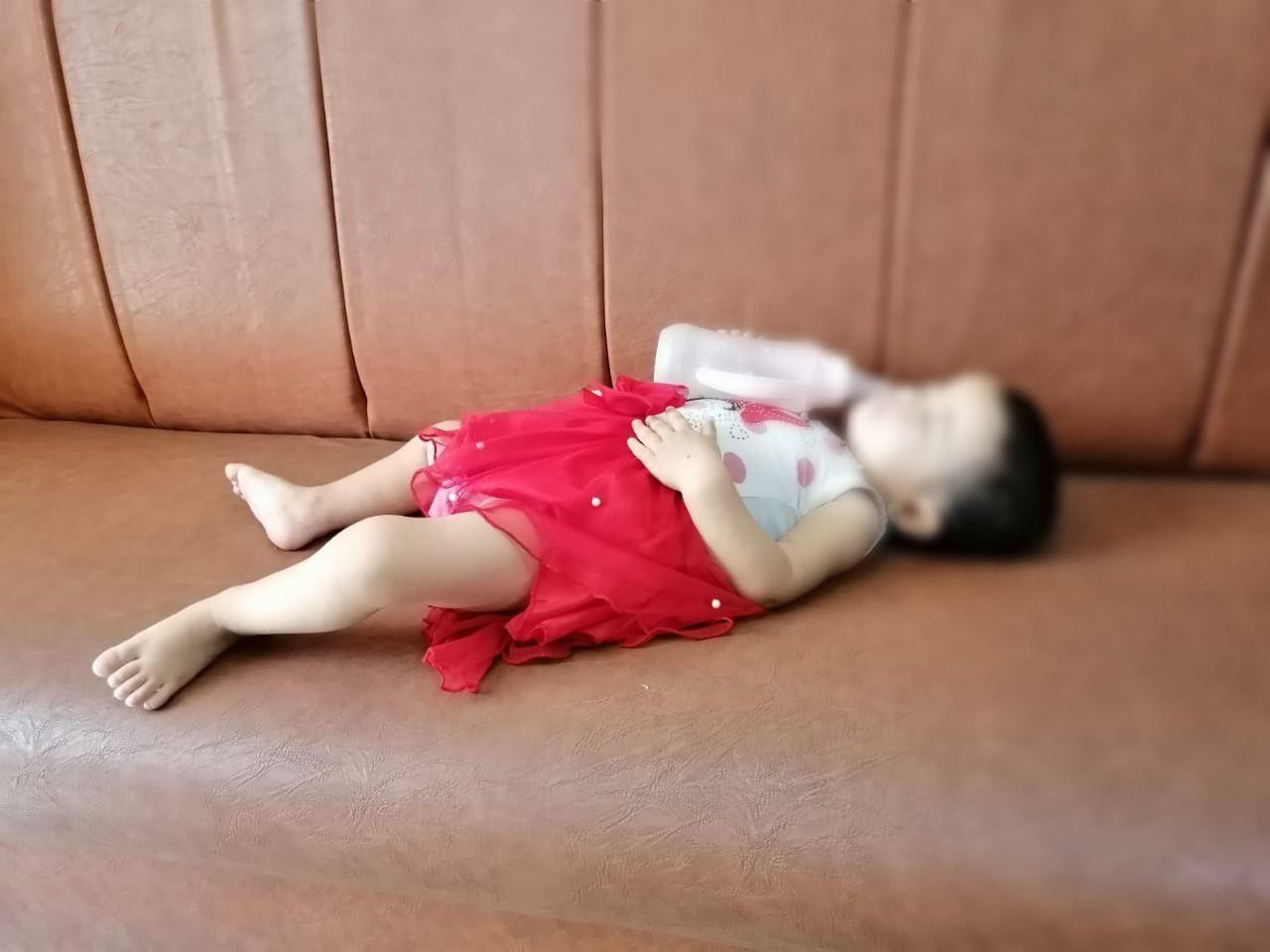 طفلة عمرها سنة لا تستطيع المشي بسبب ارتخاء عصب في القدم بحاجة المساعدة