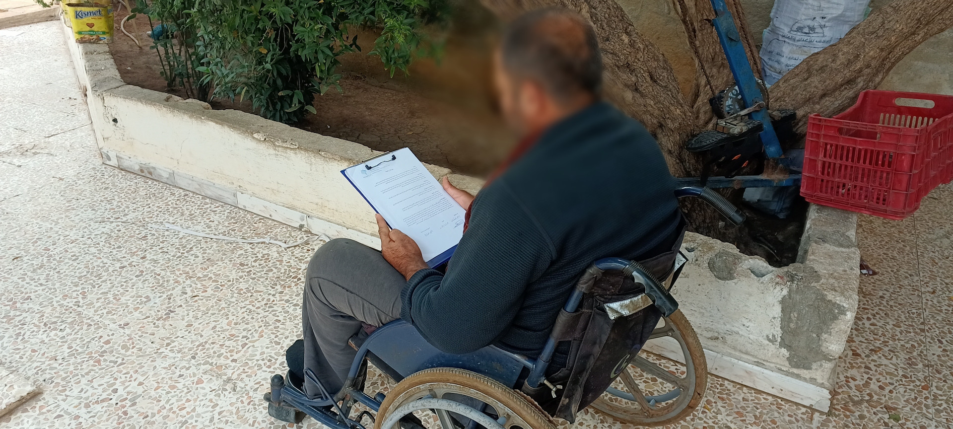 رجل وحيد وكسير بحاجة عونكم في علاجه