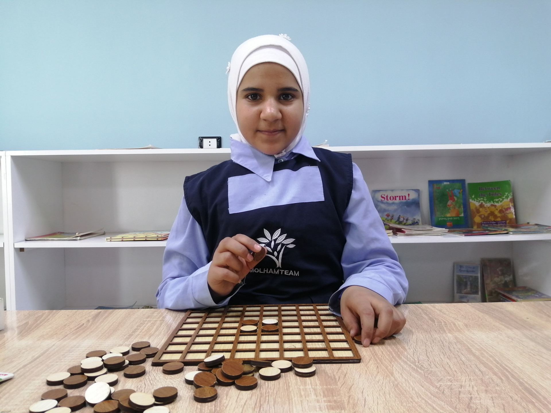 جنى طفلة يتيمة بحاجة لكفالة