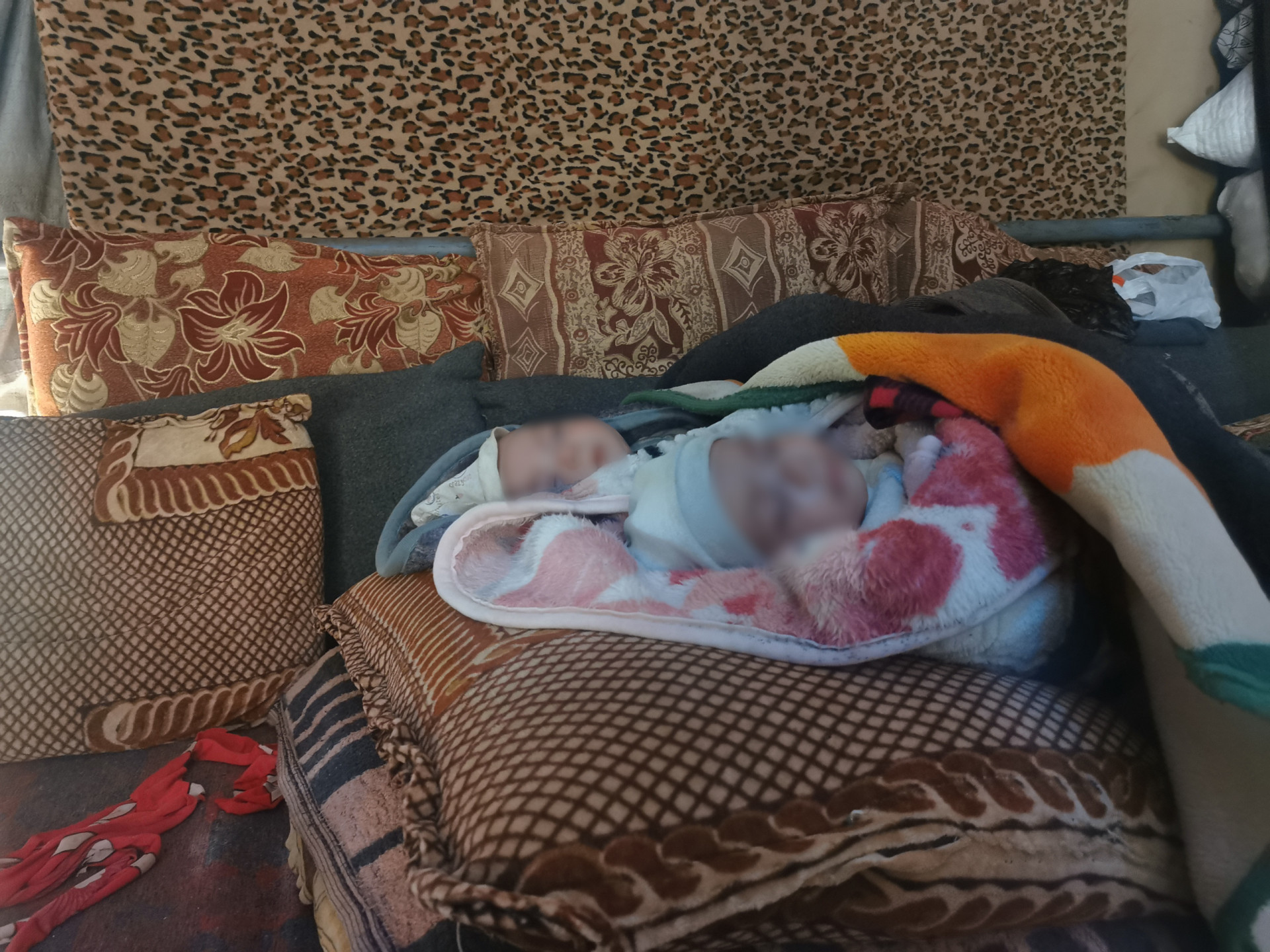 A five months old twins live in a tent with developmental issues