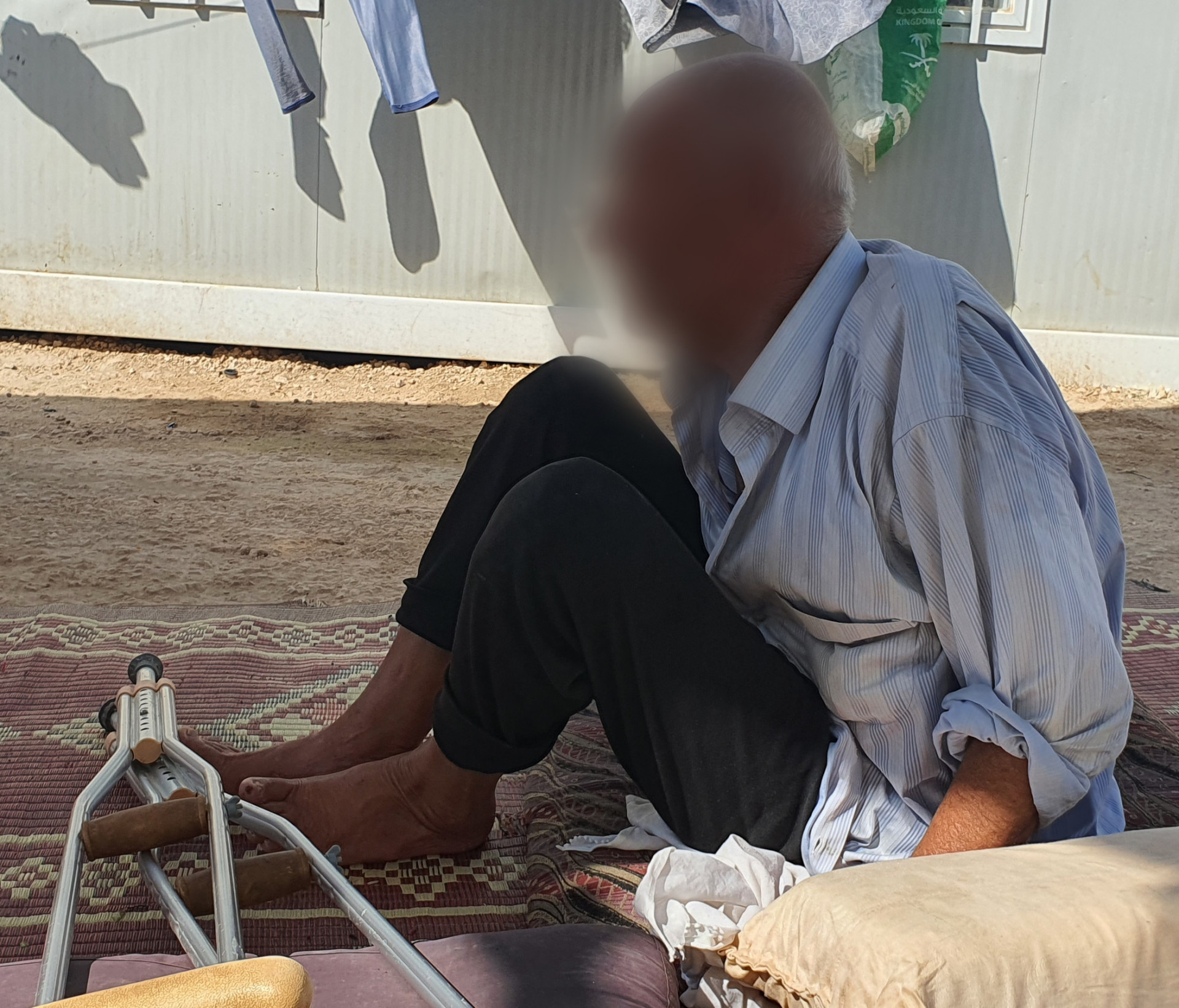 أدوية وكرسي هذا ما يحتاجه العم عبدو