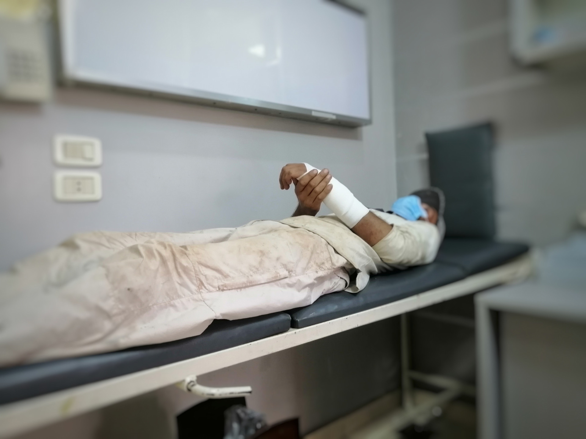 الأخ محمود يعاني من إصابة في قدمه وكسر في ساعده، وهو بحاجة لعملية جراحية بأسرع وقت