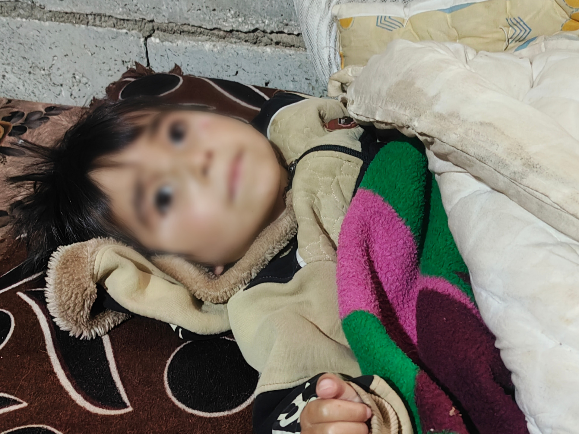 عائلة بين المرض والنزوح