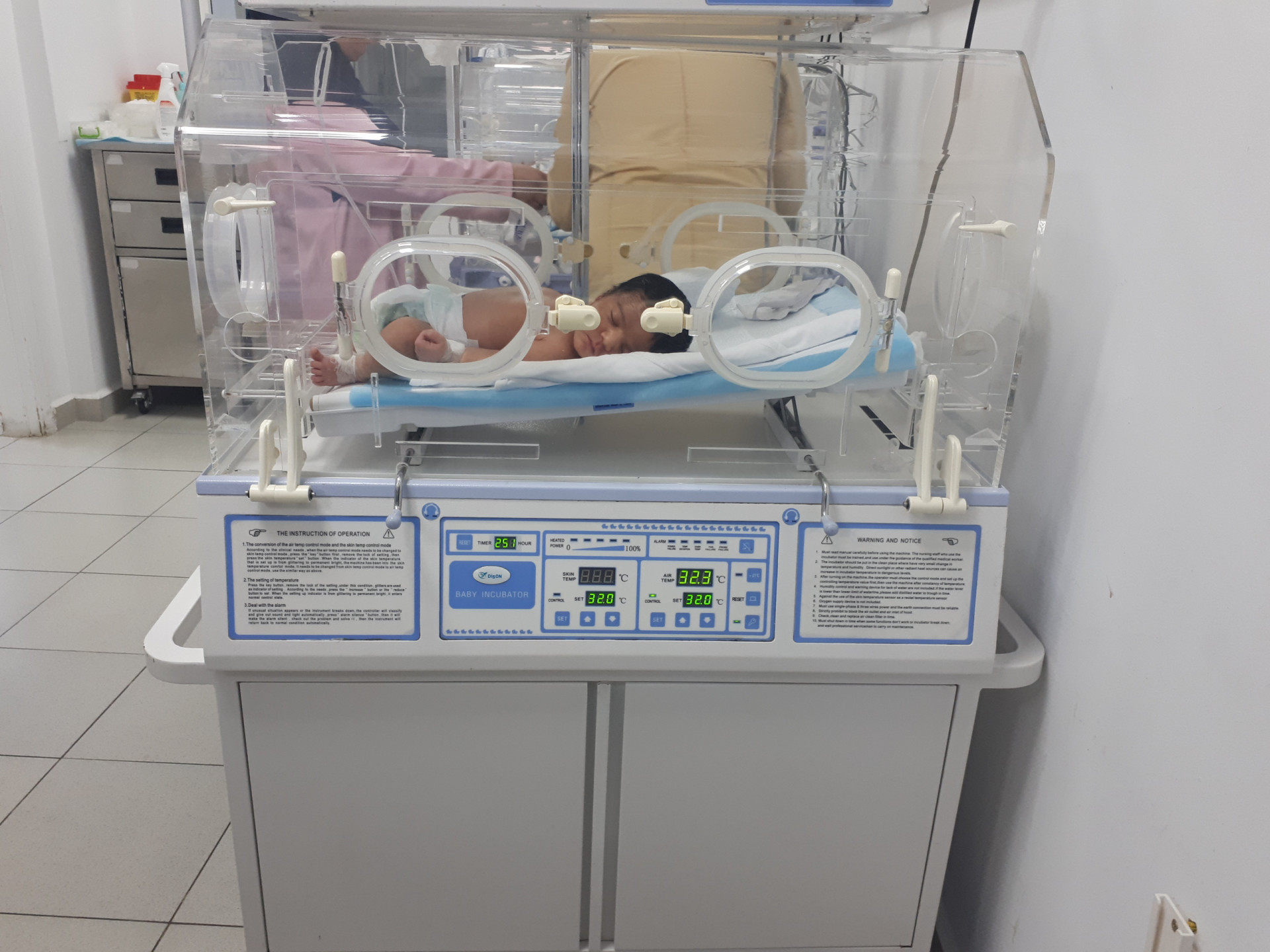 رضيع بحاجة عناية مشددة