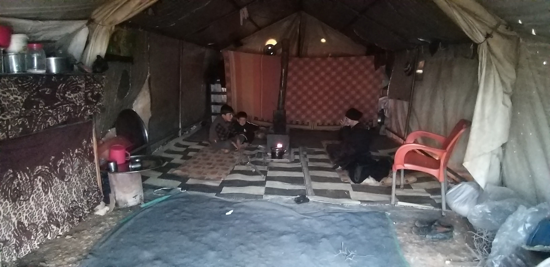 العم عاشق وعائلة يعانون من ظروف معيشية صعبة بسبب عدم وجود المعيل.