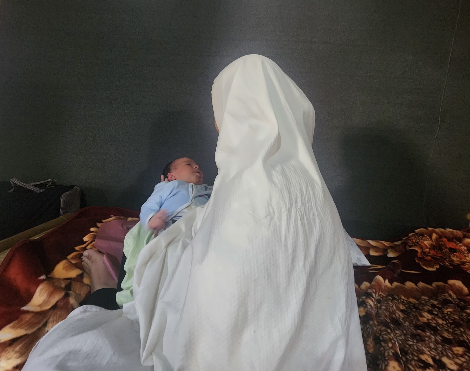 Hloom and her child are without a rock and struggling alone.