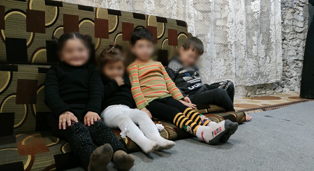 Children live in a poor shelter