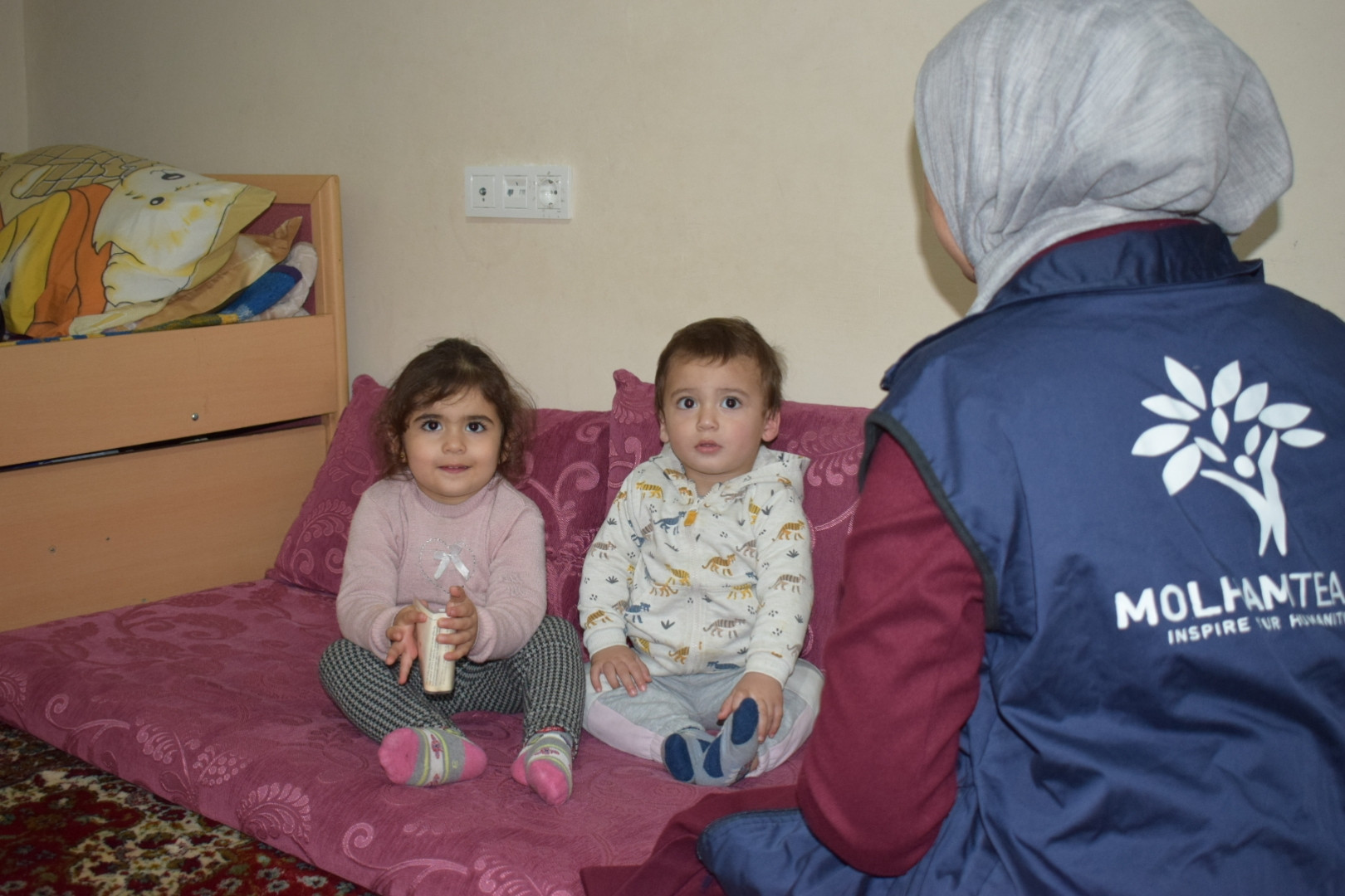 الخالة سعاد تتمنى ان تشتري لباس لأطفالها وتأمن لهم إيجار المنزل.