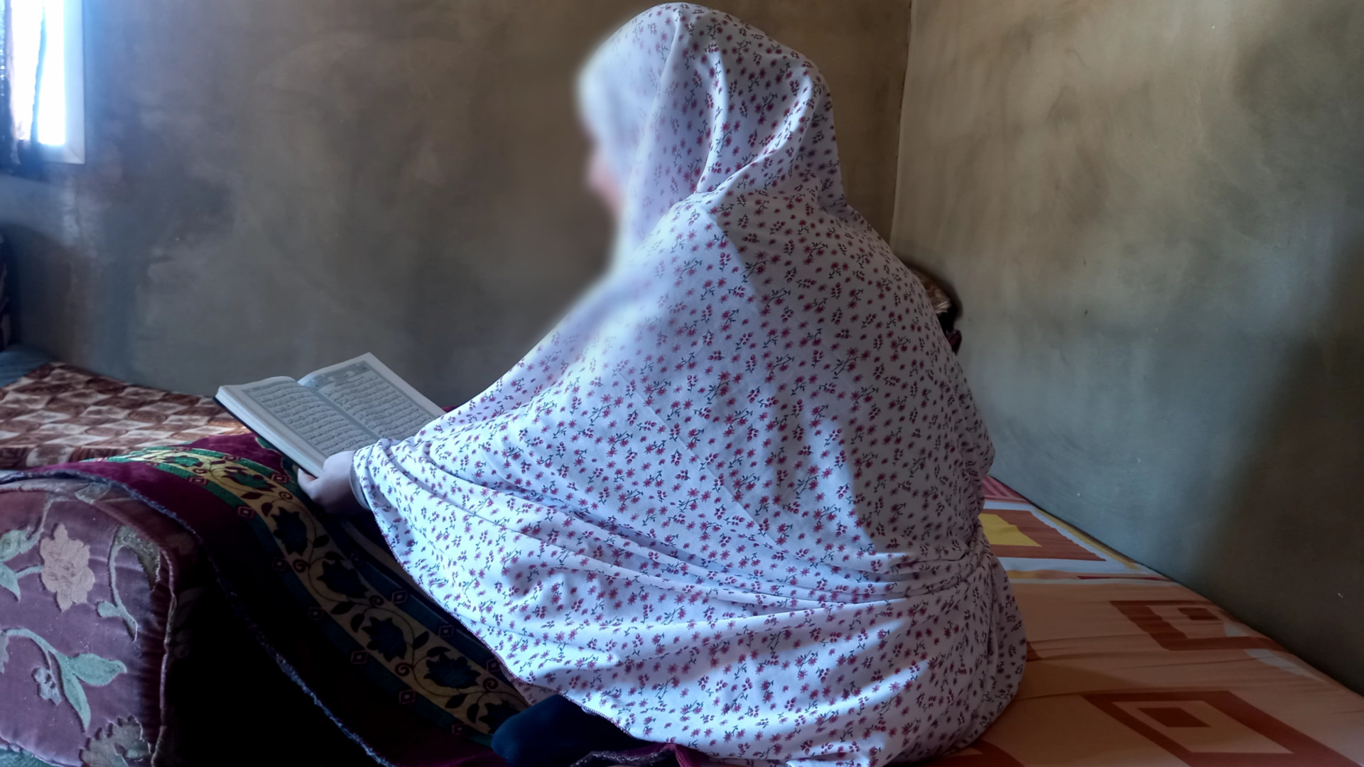 Zubaydah and her brother are lonely without a breadwinner or income to keep them on their feet!