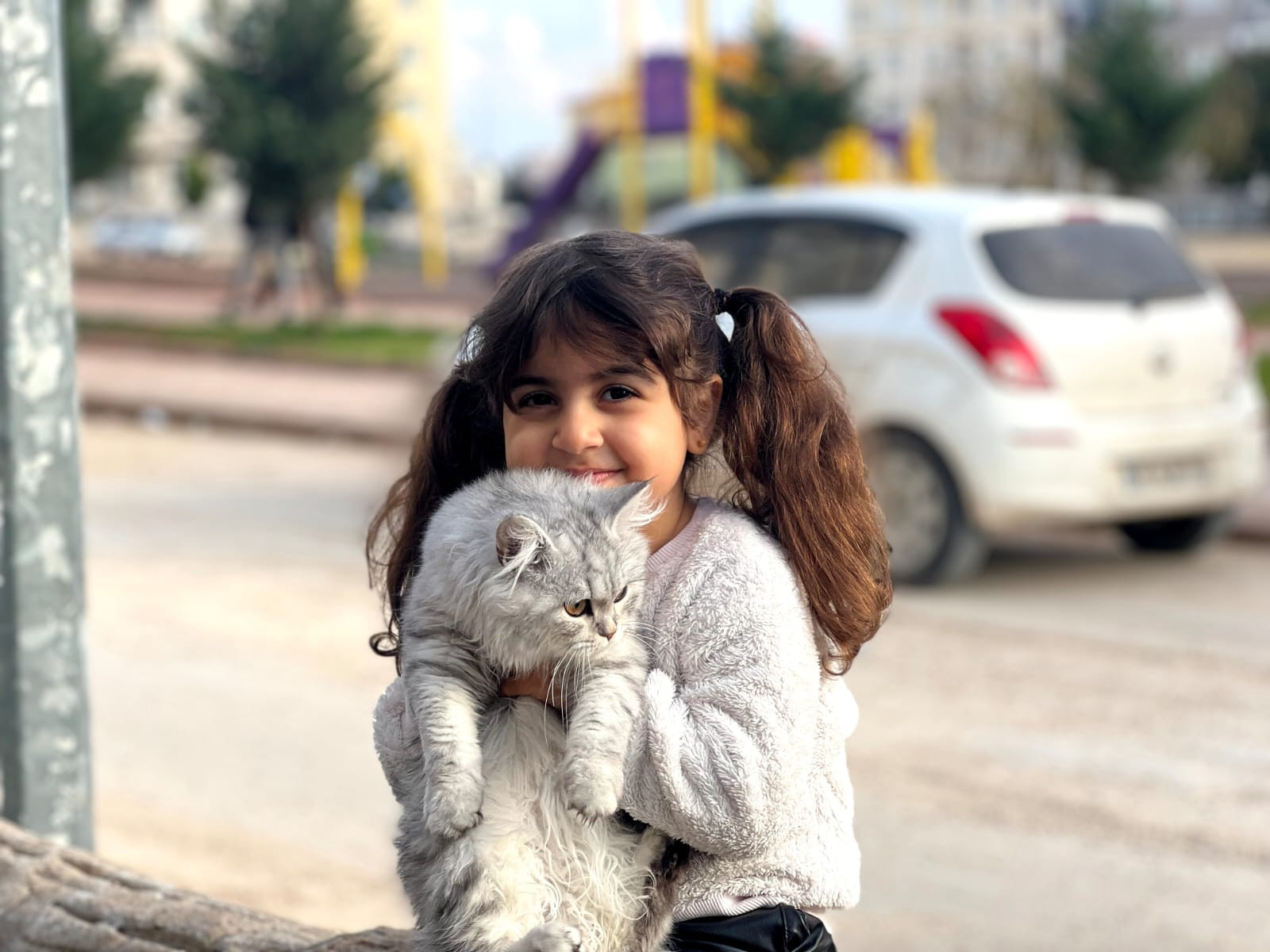 سيلا طفلة يتمها الزلزال