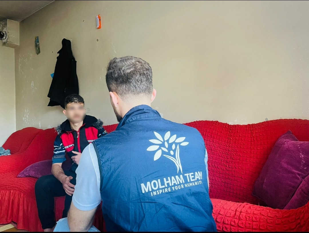 Eine Familie hat ihre Wohnung durch das Erdbeben verloren