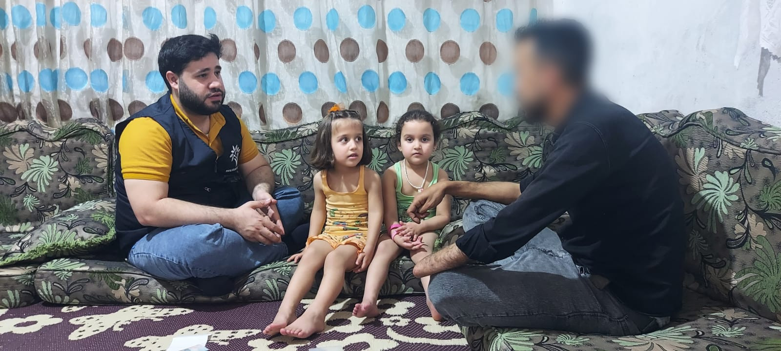 الأخ علي بحاجة لمن يخفف عنه آلامه