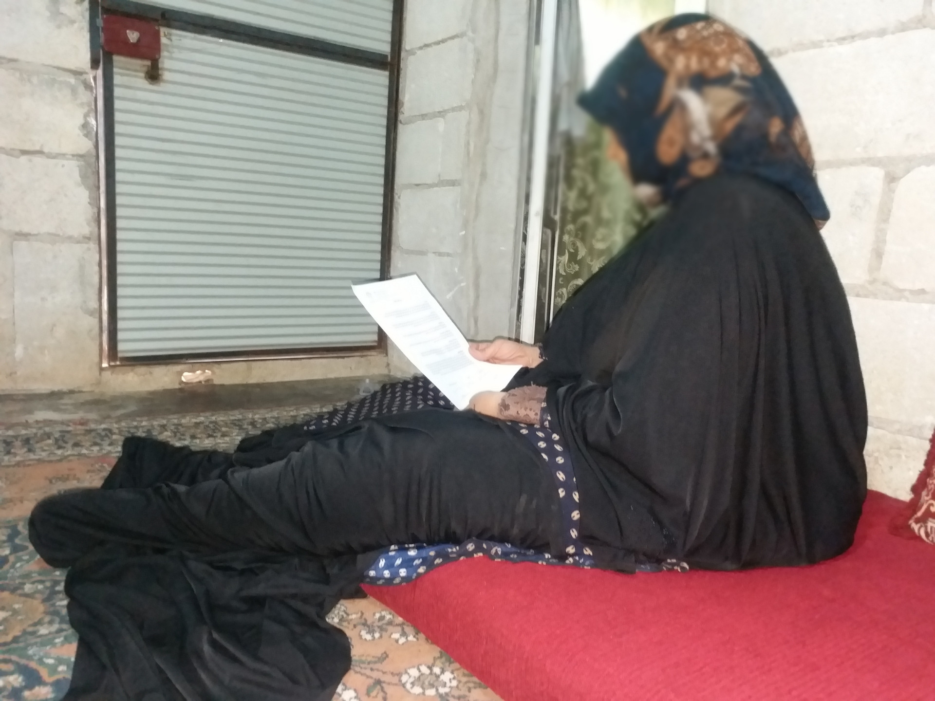 An old woman needs your help