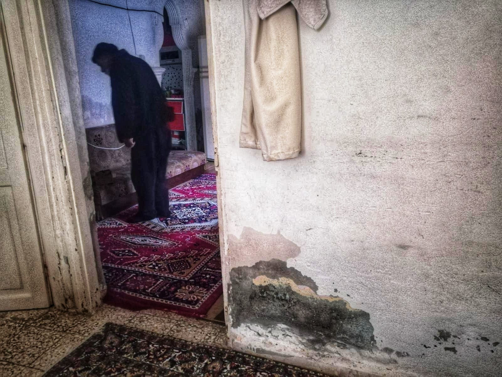 A family living in difficult conditions due to displacement and corona