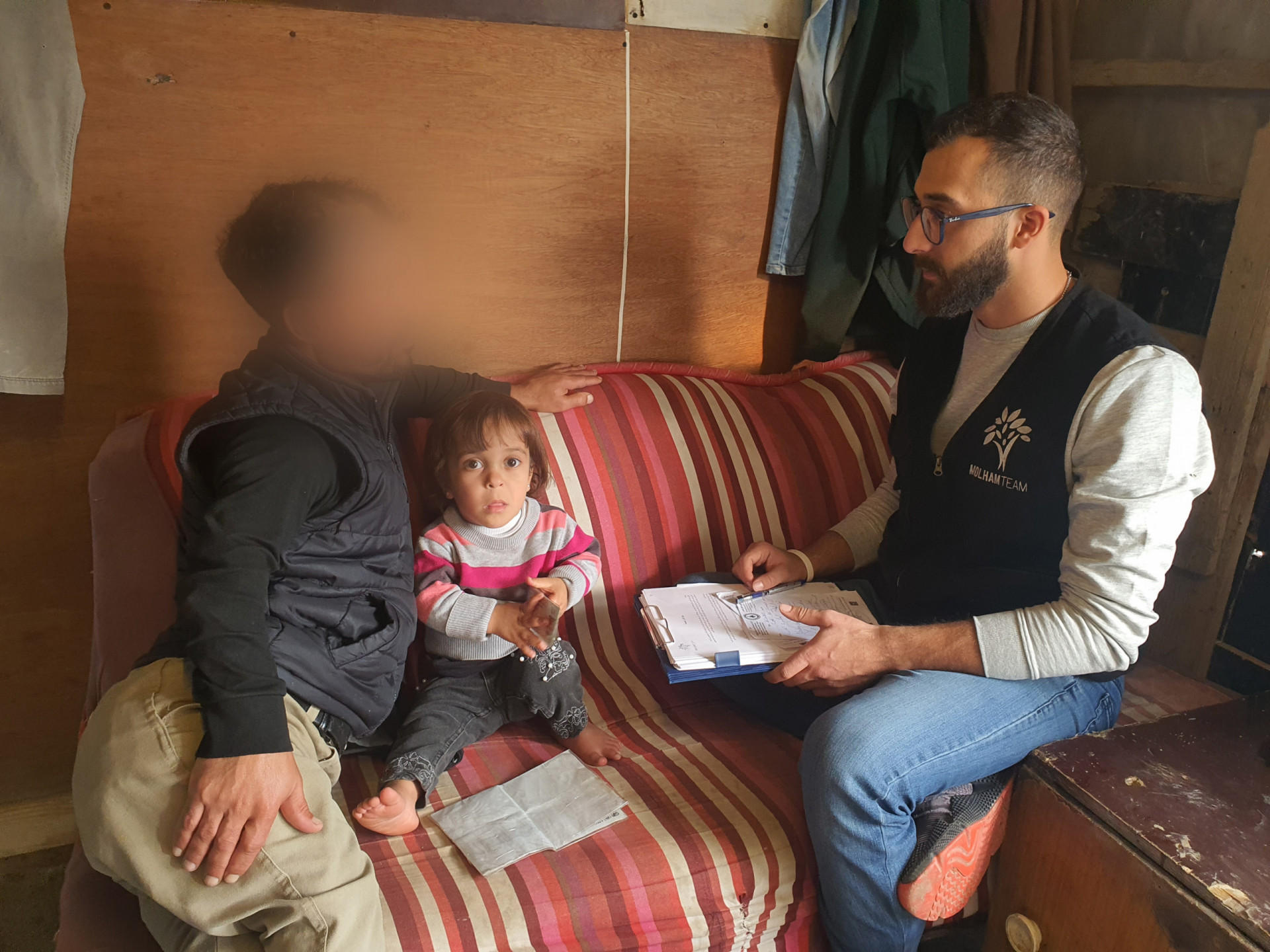 The little girl, Hamida, suffers from inflammations in the head area that requires surgeries and medical care
