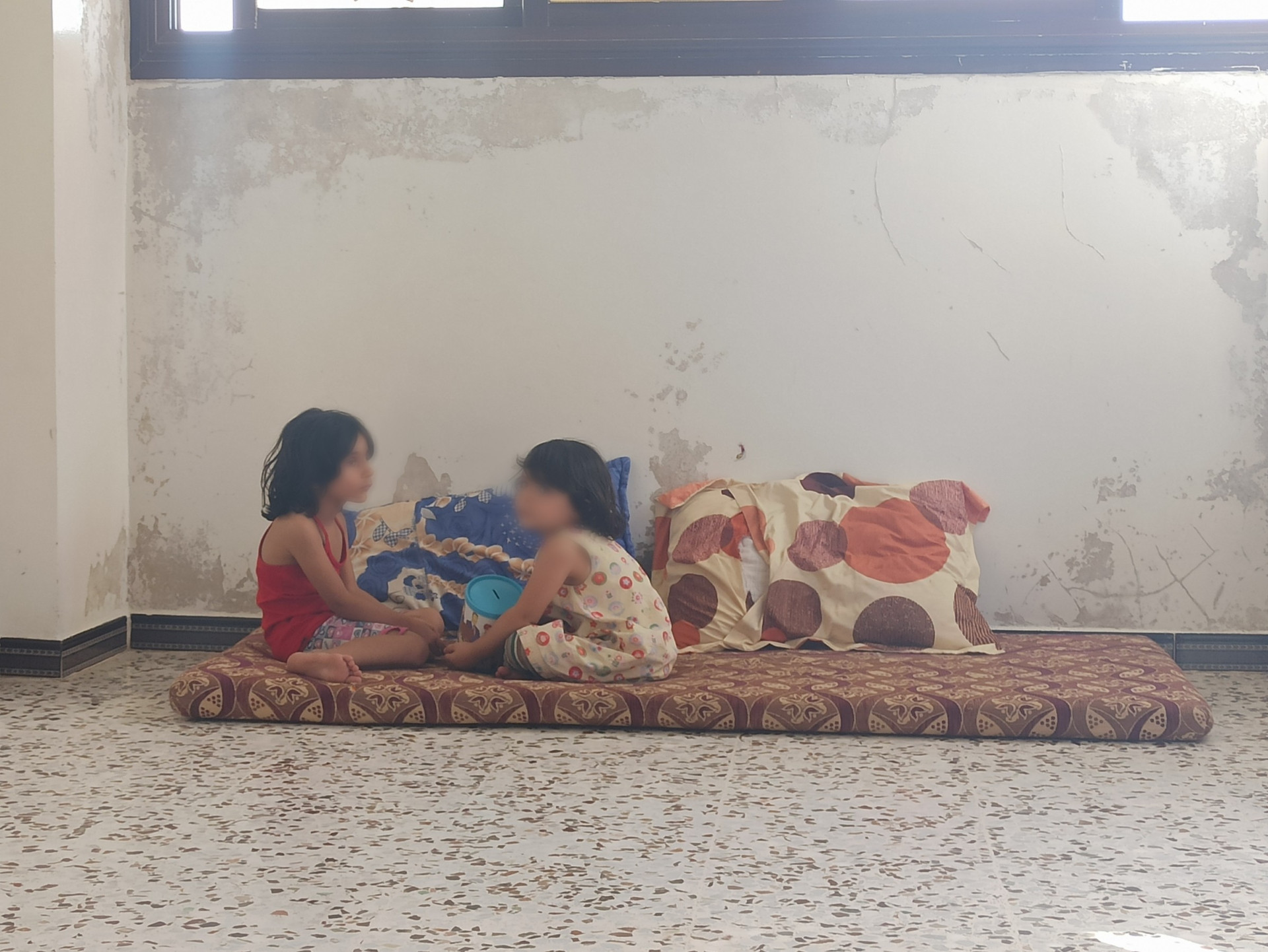 أب يعاني من انعدام في السمع، باع سماعته الطبية ليطعم أطفاله!