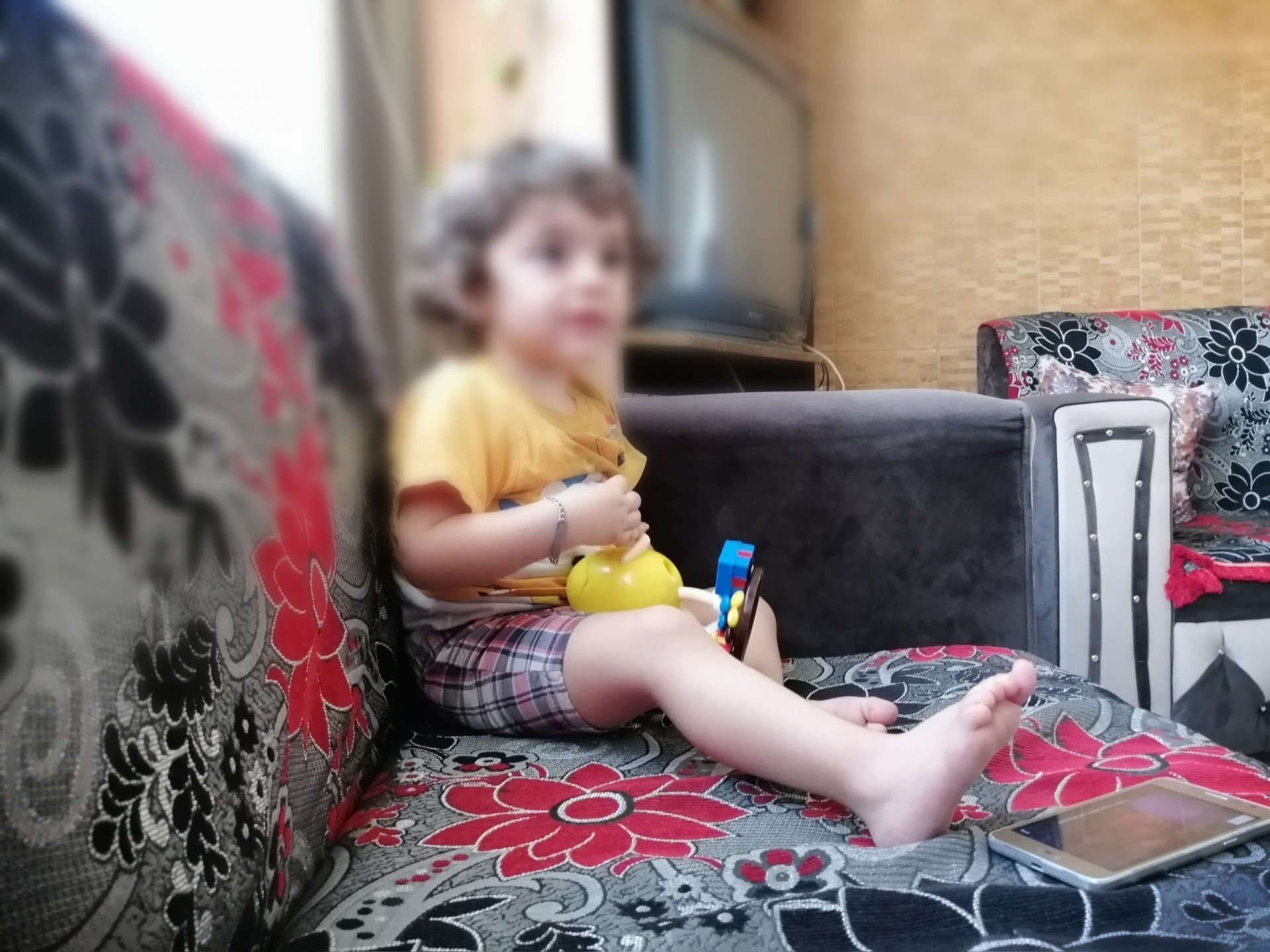 طفل صغير يحتاج عملية بأسرع وقت.