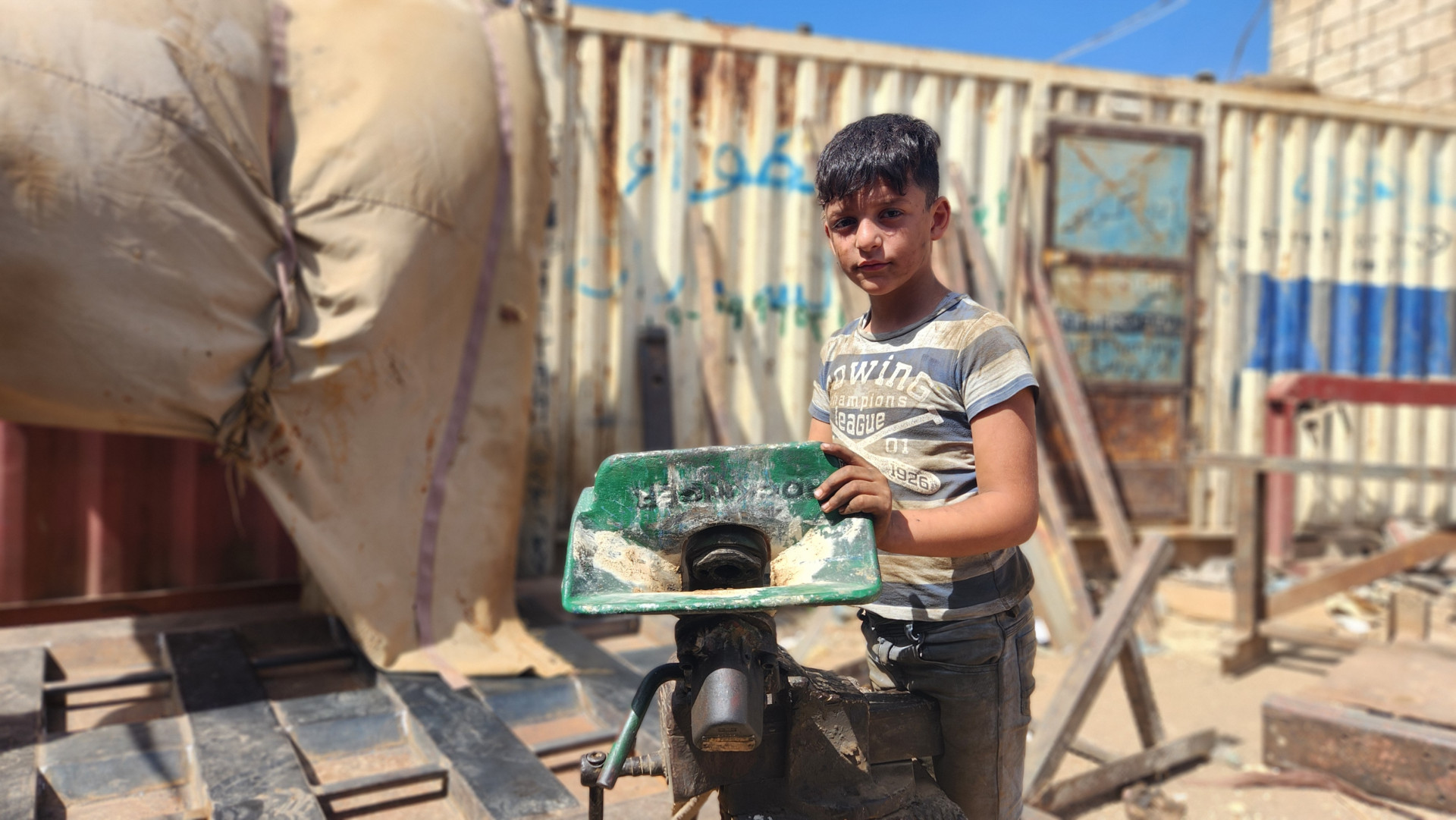 لنعيد لتوفيق الفرصة للعودة إلى المدرسة. كل تبرع سيكون له تأثير كبير في حياته.