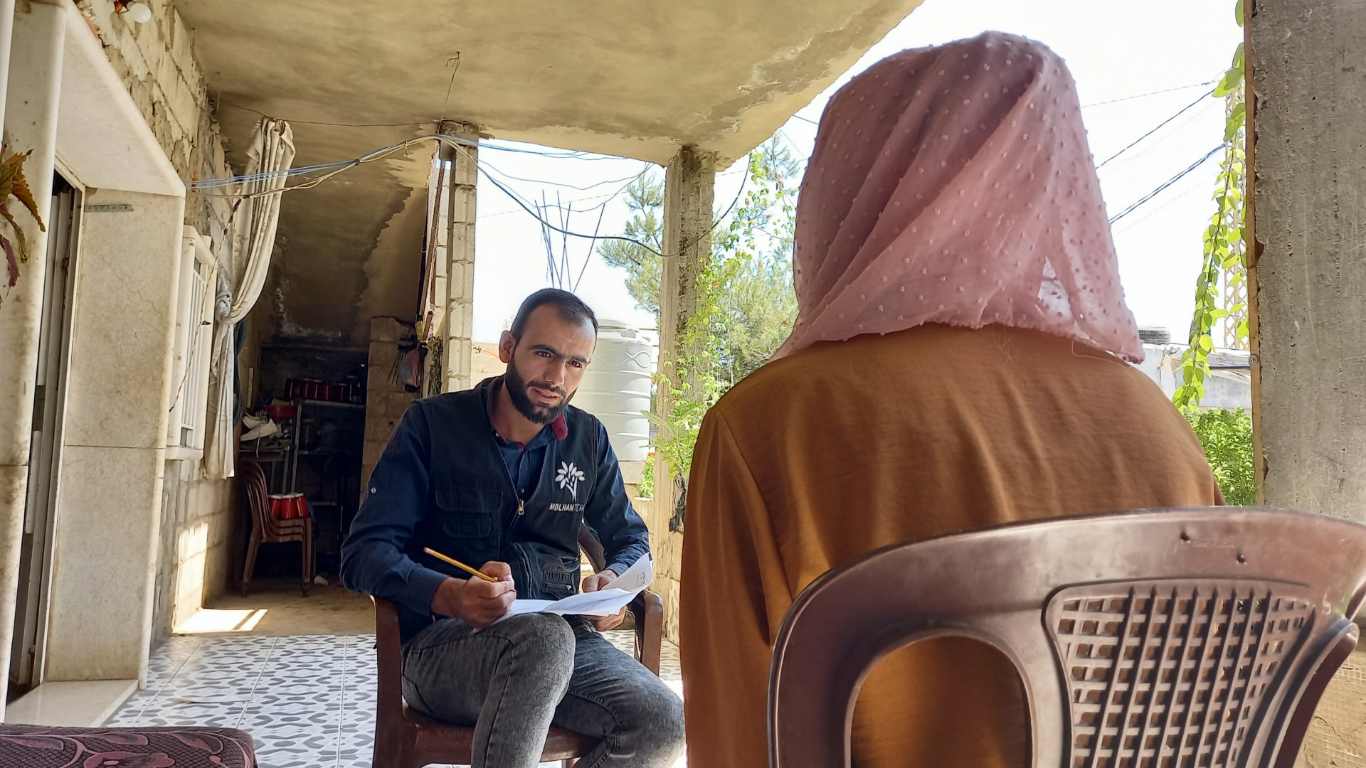 A displaced girl is in need of treatment