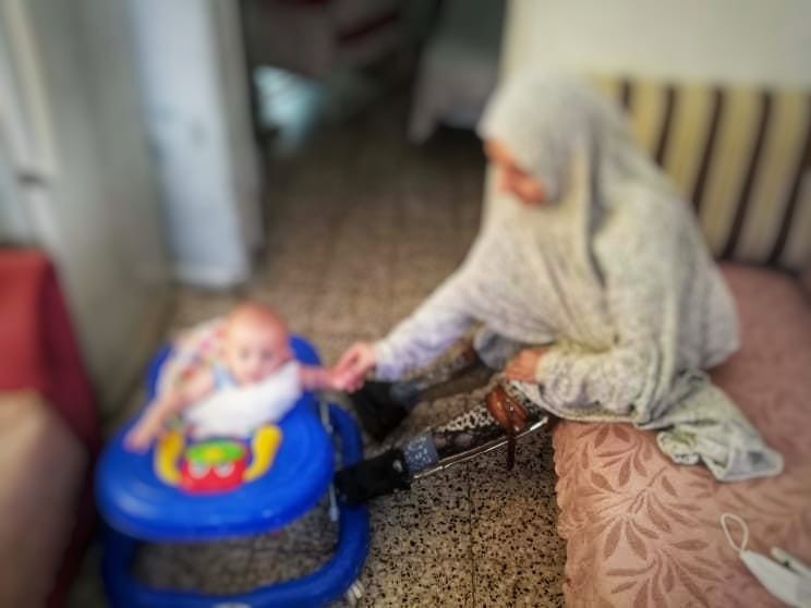 أم تعاني من شلل منذ ولادتها