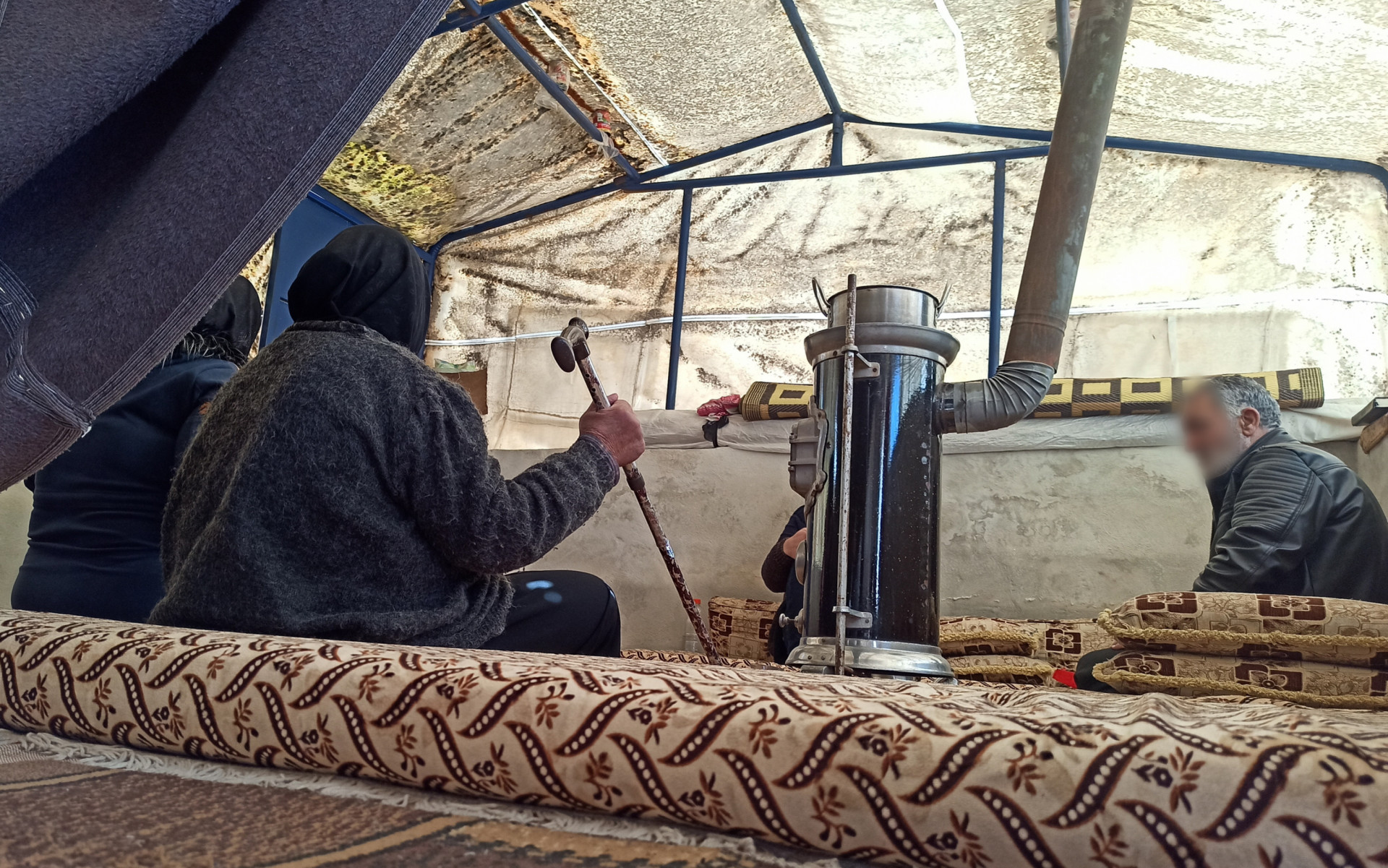 الزلزال يترك أسرة العم ديبو بلا مأوى.