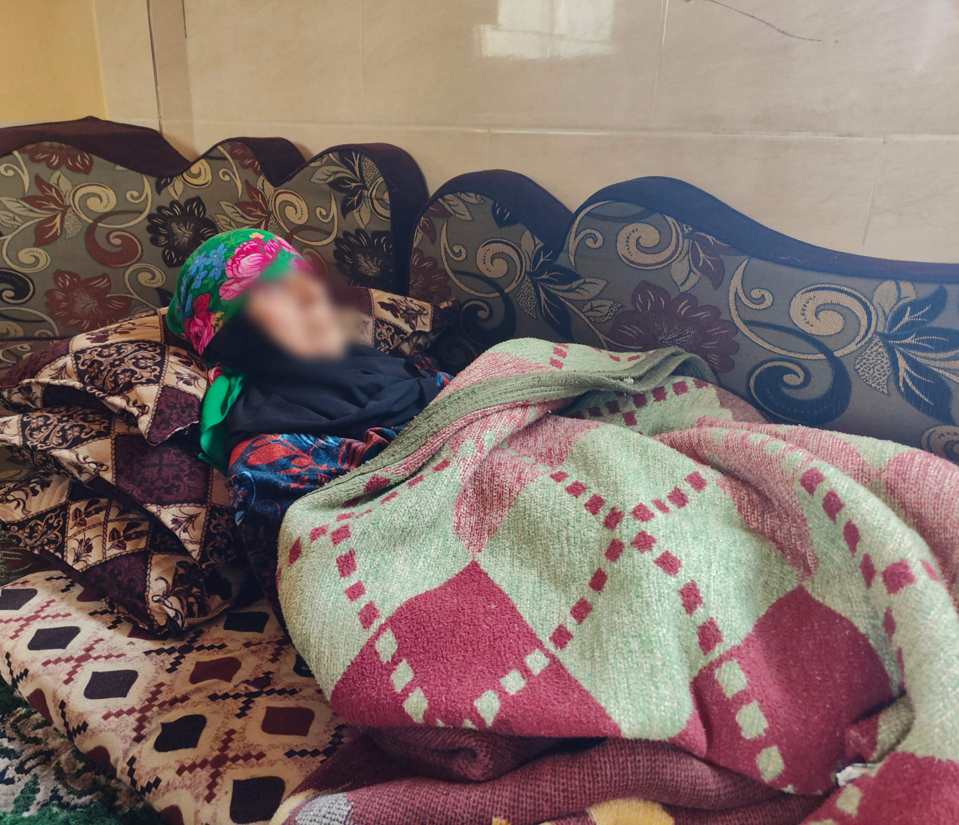 بيتٌ مثقل بالمرض