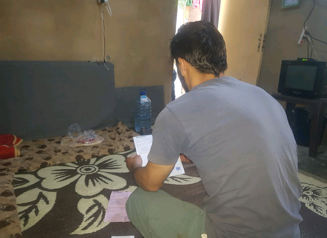 رجل يعاني من ديسك في خيمته