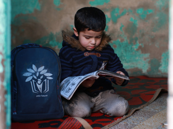 طفل يتيم بحاجتك